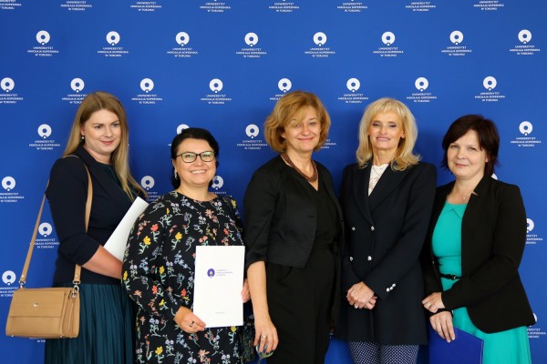 Wręczenie nagród JM Rektora UMK w fouer Auli UMK (26.09.2019) [fot. Anna Bielawiec-Osińska]